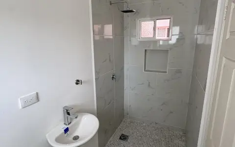 Baño completo con regadera y nicho