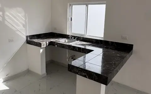 Cocina con barra y cubierta tipo mármol