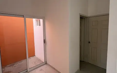 Cubo de luz interior con puerta corrediza