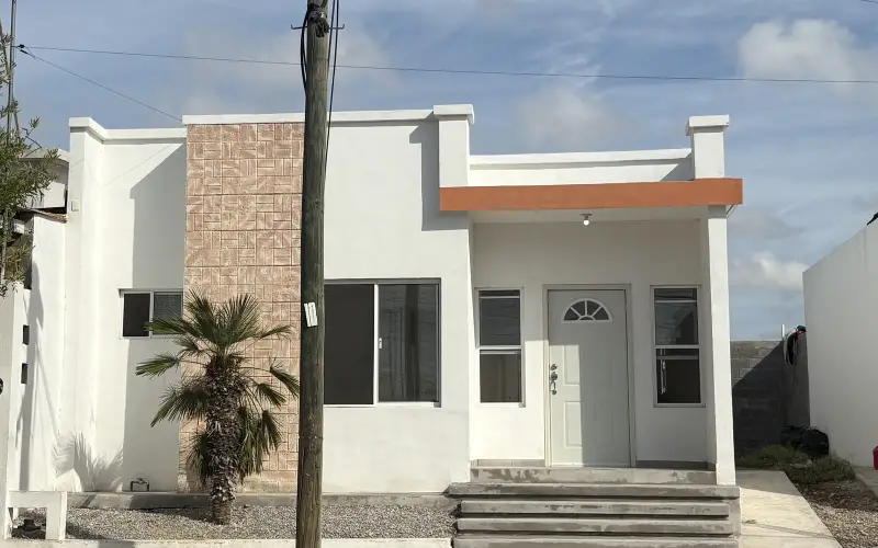 Fachada de casa nueva de una planta en venta en Residencial Colinas, Piedras Negras