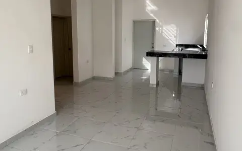 Sala, comedor y cocina con barra