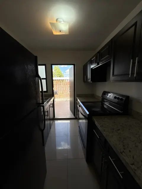 Cocina con estufa y refrigerador
