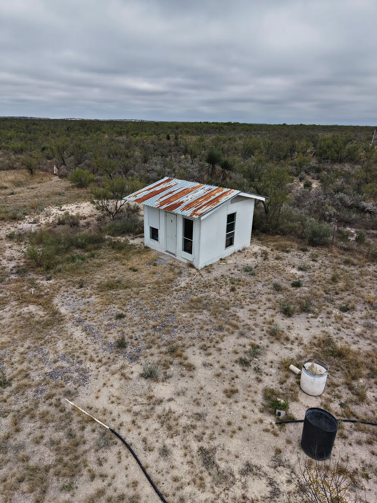 Cabaña pequeña del Terreno Nogalitos con la toma de agua de la noria