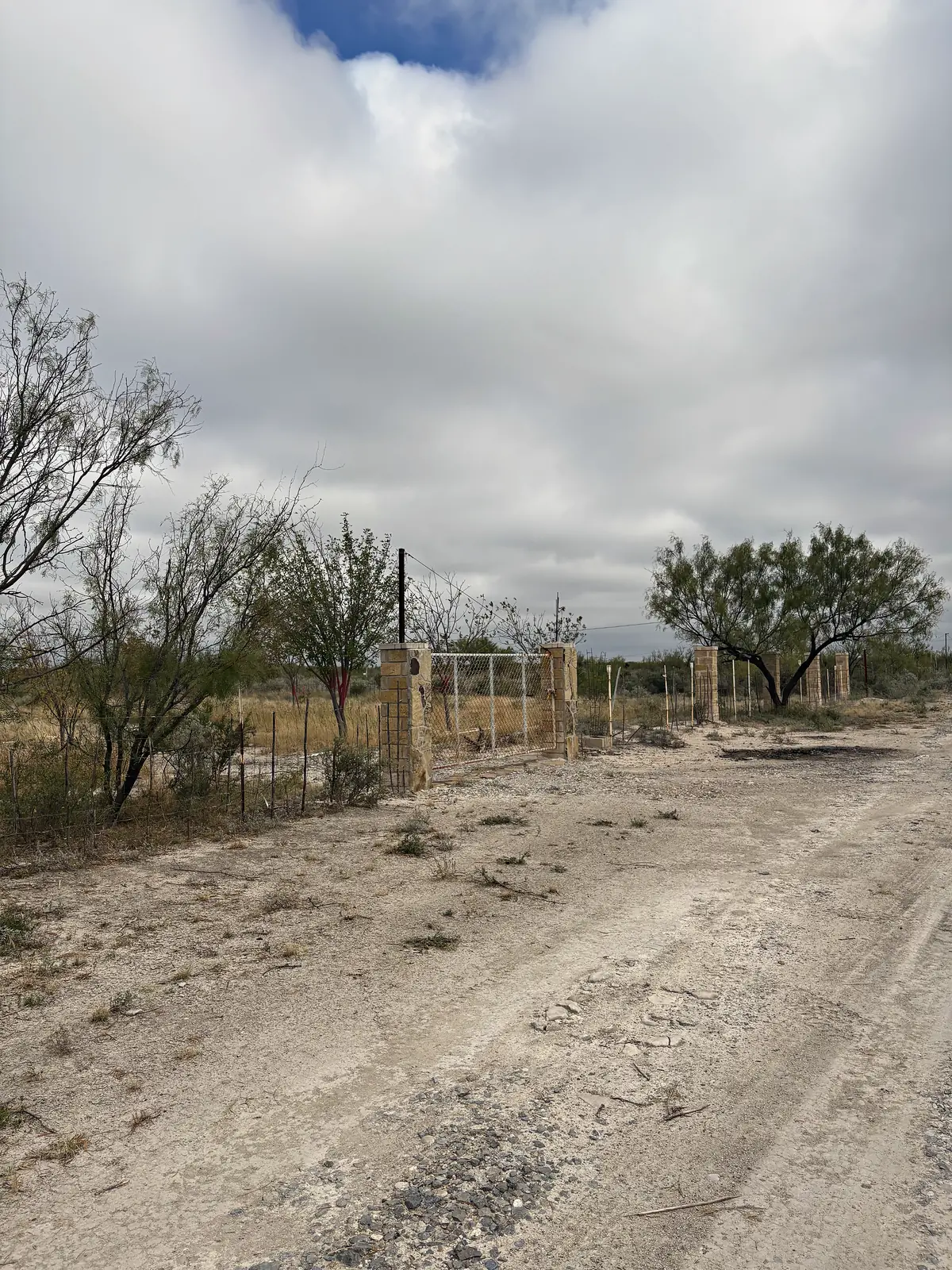 Terreno Nogalitos cercado, con portón y camino de terracería