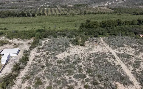 Vista aérea de los predios del Terreno Río Escondido hacia el río, en Praderas de Doña Esperanza