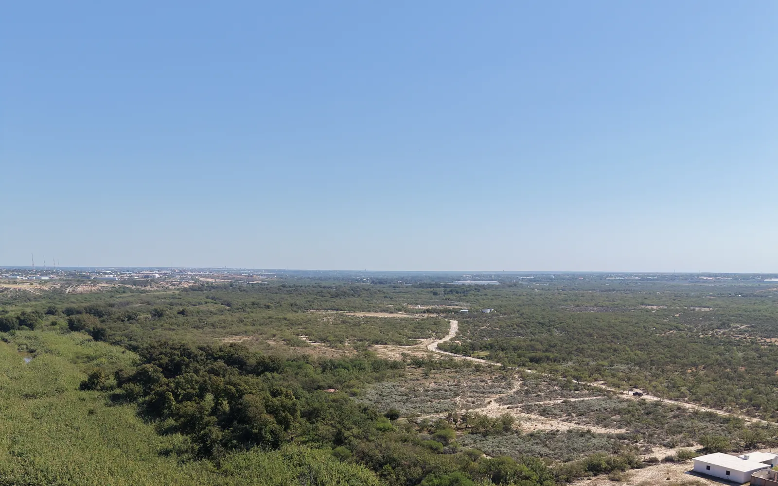Panorámica aérea del Río Escondido y el horizonte de Piedras Negras desde el terreno