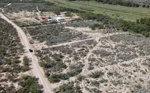 Camino de terracería de acceso al Terreno Río Escondido visto desde el aire