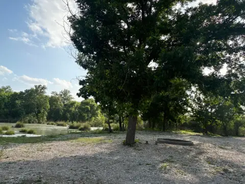 Atardecer campestre junto al río
